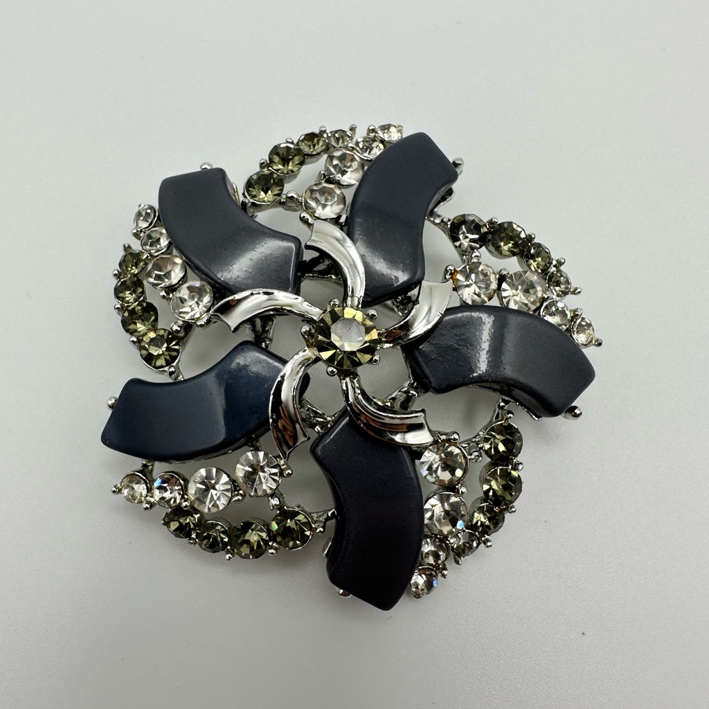 Vintage Signed Star Vintage Silvertone Thermoset And Crystal Pan Pin Brooch 25$